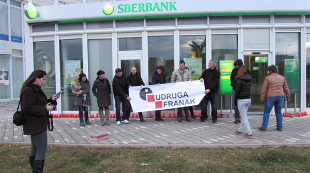 PROSVJEDI U ZADRU Udruga Franak palila svijeće ispred poslovnice Sberbank