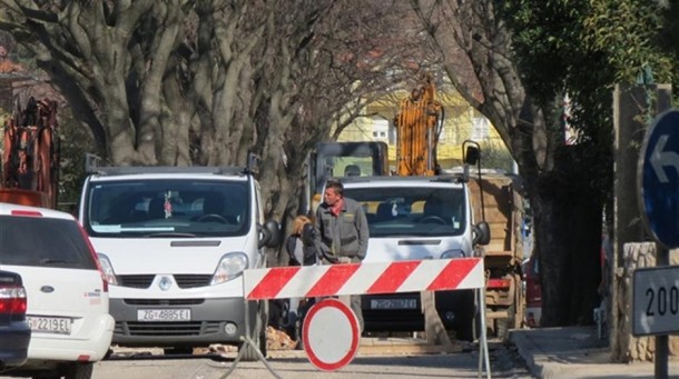 STANARI U “MARASKINIM ZGRADAMA” Franto i Gortan su nas prometno izolirali!