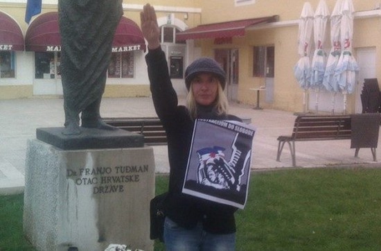 FAŠISTIČKI ISPADI Predsjednica zadarskog A-HSP-a pred Tuđmanovim kipom pozdravlja fašističkim pozdravom
