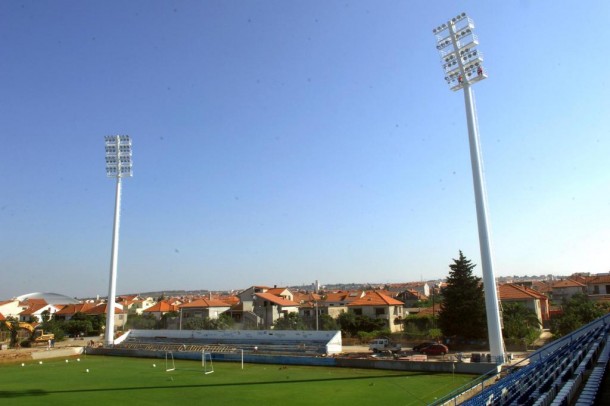 OPASNO NOGOMETNO IGRALIŠTE NA STANOVIMA Dječak udario u zid glavom