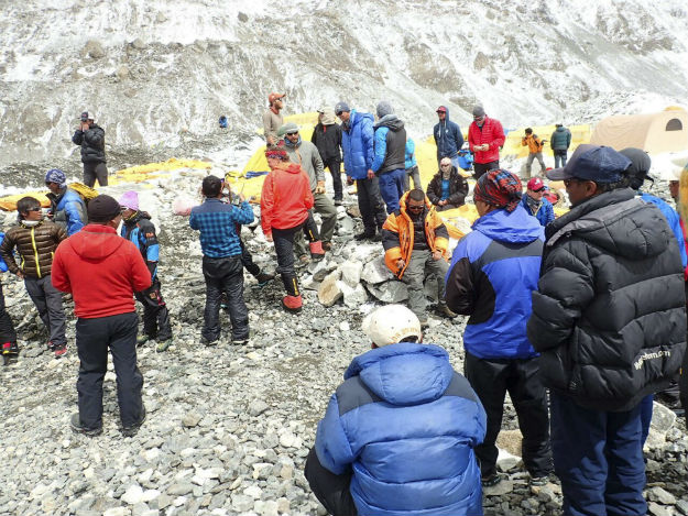 U tijeku evakuacija alpinista s Everesta: Ispražnjeni logori 1 i 2