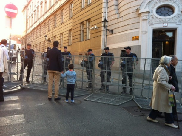 Glogoškom pozlilo, šatoraši spavaju u crkvi, ispred ih čeka interventna policija