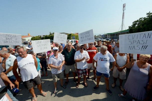 PROSVJED NA VIRU Vir nikad lošije nije izgledao, plaže nisu uređene, a mjerodavne nije briga za nas građane koji ih držimo na vlasti. To je kršenje ljudskih prava