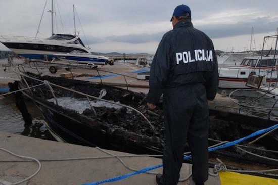 Pokušao ugasiti požar na brodu pa se teško opekao