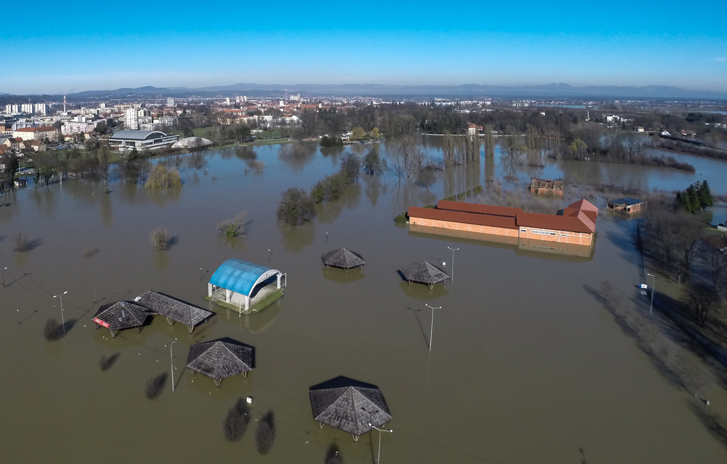 Karlovac čeka poplavu: Stiže 50.000 vreća s pijeskom, gradonačelnik najavio evakuacije