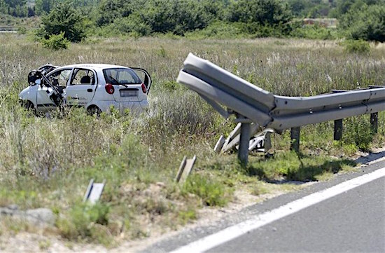 NESREĆA KOD BIBINJA Automobilom sletio sa magistrale, pravim čudom prošao neozlijeđen