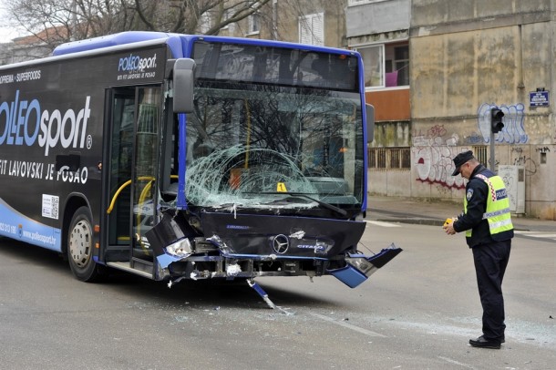 KRIŽANJE U VRULJICI Sudarili se terenac i autobus, nekoliko osoba ozlijeđeno