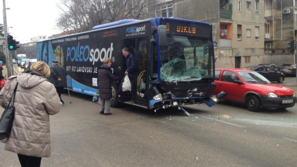 NEOBIČNA NESREĆA NA BULEVARU Pijana trojica udarila u autobus pa napala vozača i policijske službenike!