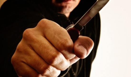 RAZBOJNIŠTVO U TRGOVINI Uz prijetnju nožem, od 50-godišnje zaposlenice ukrao novac