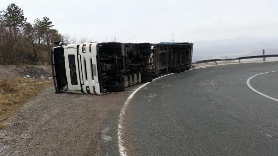 CESTA MASLENICA – ZATON OBROVAČKI Bura prevrnula kamion