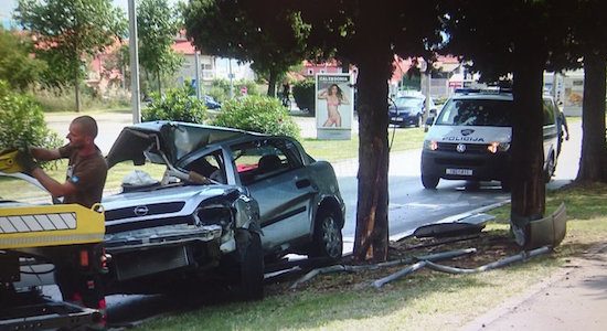 TEŠKA PROMETNA NESREĆA U ULICI ANTE STARČEVIĆA Muškarac izvučen tek nakon što su vatrogasci  razrezali lim na automobilu