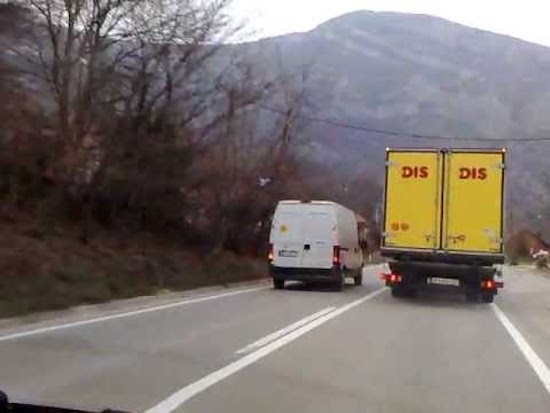 TEŠKA PROMETNA NESEREĆA Dvoje vozača istodobno krenulo u pretjecanje kamiona!