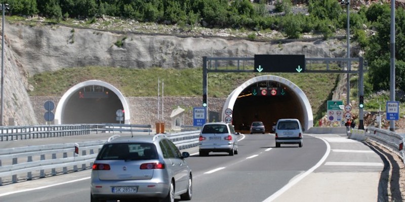 Teška nesreća u tunelu Sveti Rok, ima ozlijeđenih