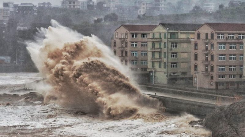 Tajfun Lekima silovito je udario na Kinu. Najmanje 13 ljudi je poginulo, a milijun ih je evakuirano