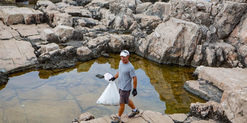 80 volontera očistilo obalu uvale Slatinice na Olibu