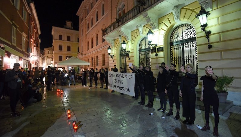 PROSVJED ISPRED ZADARSKOG SUDA Odjeveni u crno zapalili svijeće i raširili transparente s porukama za hrvatsko pravosuđe