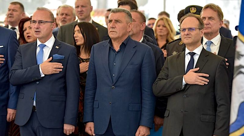 Kako izgleda kad himnu slušaju visoki dužnosnici Vlade i Ante Gotovina?