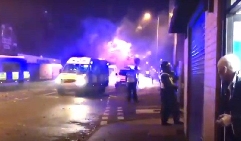 Neredi u Engleskoj za Noći Guya Fawkesa, bacali petarde i rakete na policiju