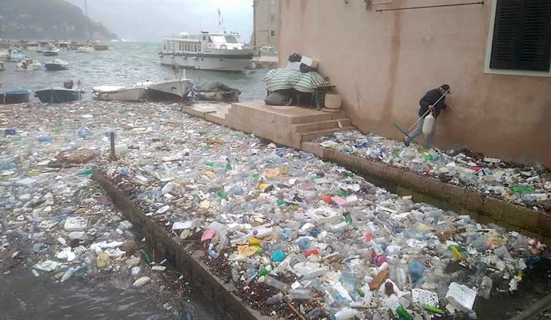 Posljedica orkanskog juga i ljudskog nemara: More izbacilo tone smeća kod Dubrovnika