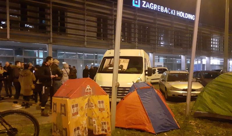 Hrpa ljudi došla pred Holding na janjetinu kod Juričana, digli šatore