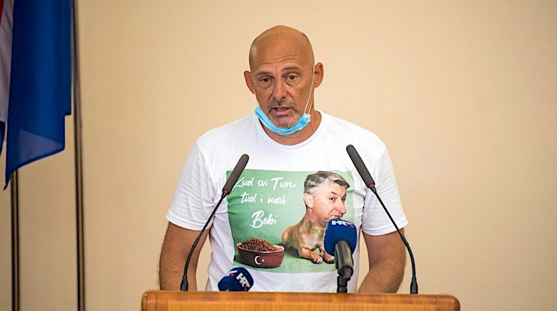 Oporbene vijećnike brine koncesija u Gaženici, Pupić Bakrač u majici s natpisom “Kud svi Turci tu i mali Bobi”