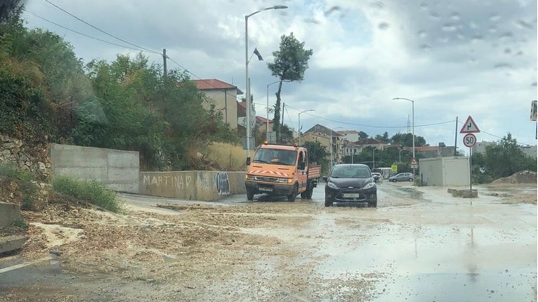 U Splitu u pola sata palo 40 litara kiše, bujice nanijele goleme količine zemlje