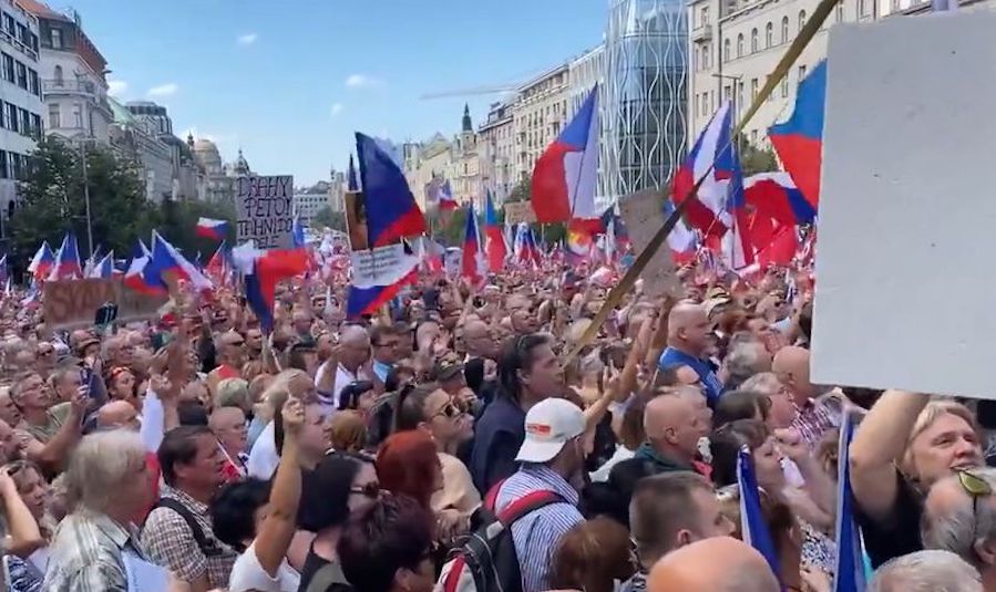 U Pragu 70.000 ljudi prosvjedovalo protiv češke vlade, Europske unije i NATO saveza (VIDEO)