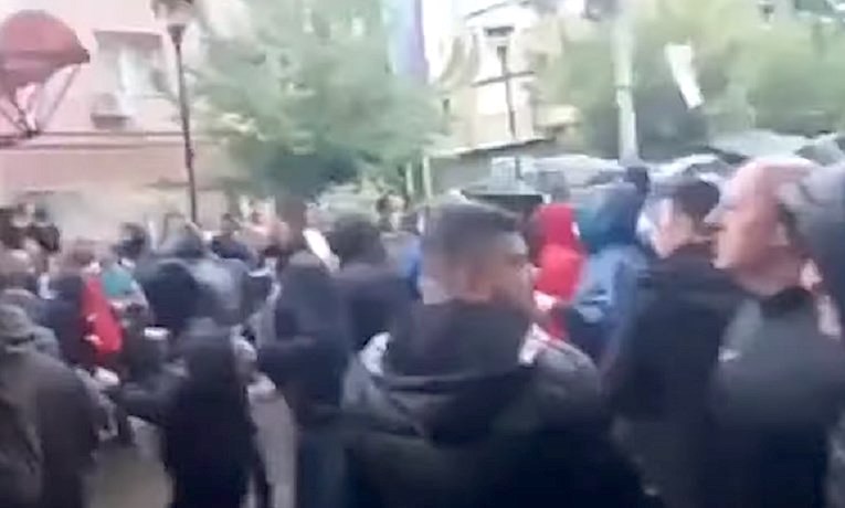 Neredi na sjeveru Kosova, čuju se rafali, Vučić šalje vojsku na granicu